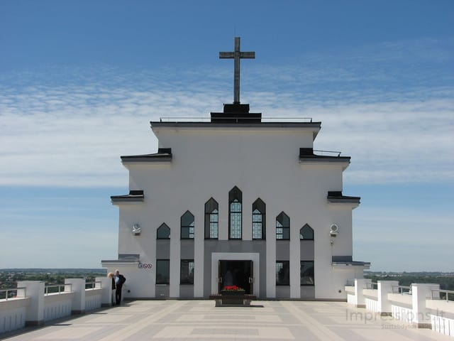 Ant prisikėlimo bažnyčios