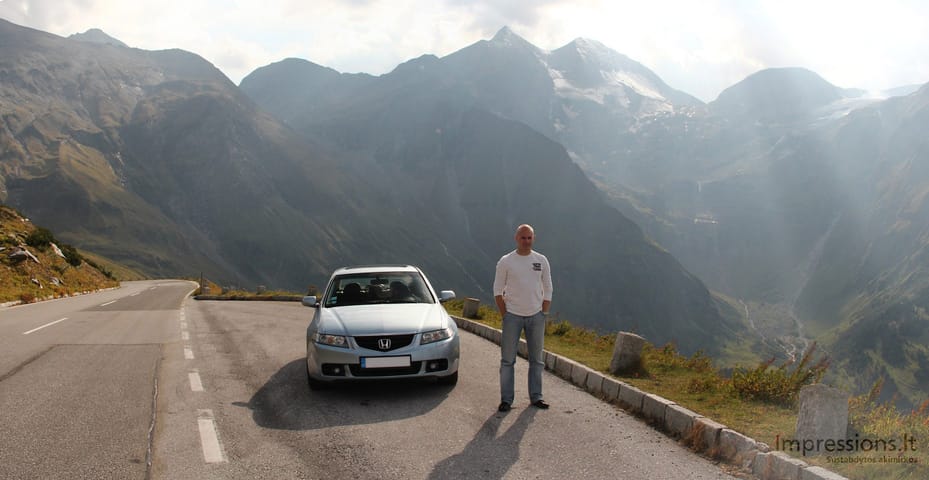 Stačiame kelyje, Alpių kalnų fone