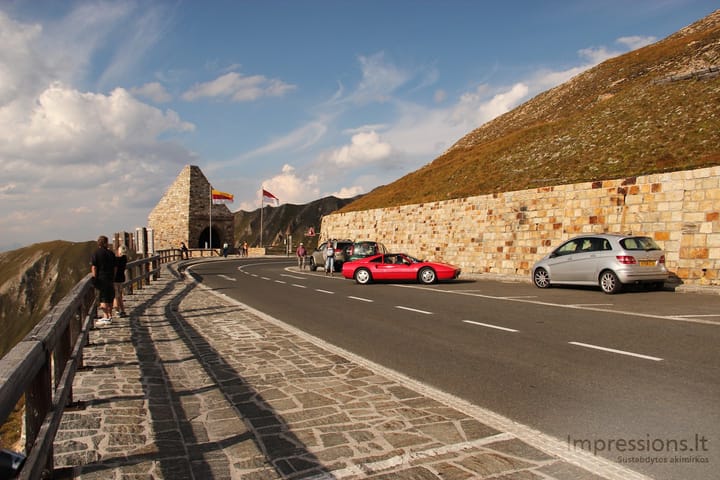 O štai ir šiek tiek klasikos - Ferrari