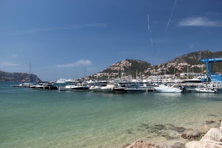 Port d'Andratx, žydra jūra ir kateriai uoste