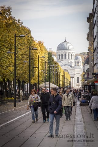 Kauno Laisvės alėja rudenį, fone Soboras