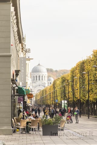 Laisvės alėja, fone - Mykolo (Įgulos) bažnyčia, vadinama „Soboru“