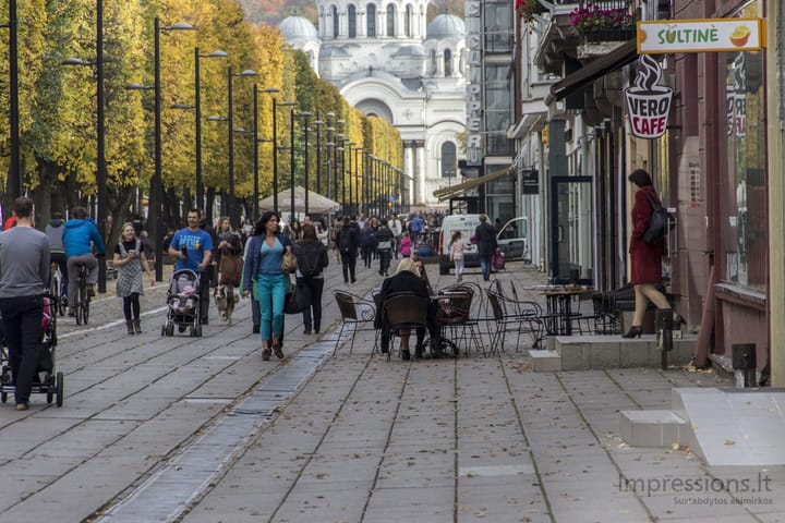 Laisvės alėja pilna žmonių rudenį, Kaunas