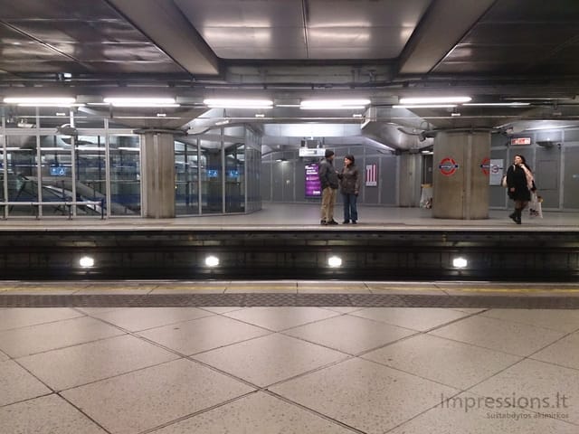 Metro laukimas vienoje iš požeminių stočių Londono centre.
