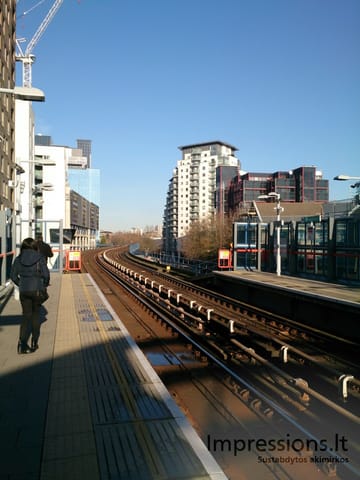 Nebūdinga Londonui giedra, DLR stotelė