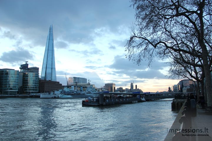 Shard, vakarėjantis dangus, Londonas vasarį.