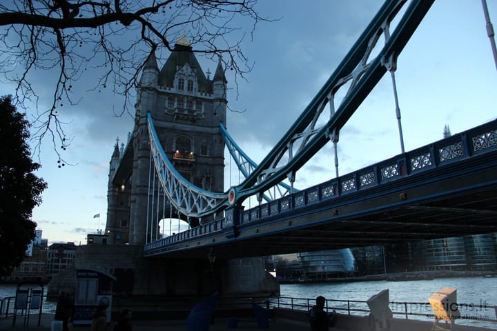 Tower Bridge saulei leidžiantis, Londonas
