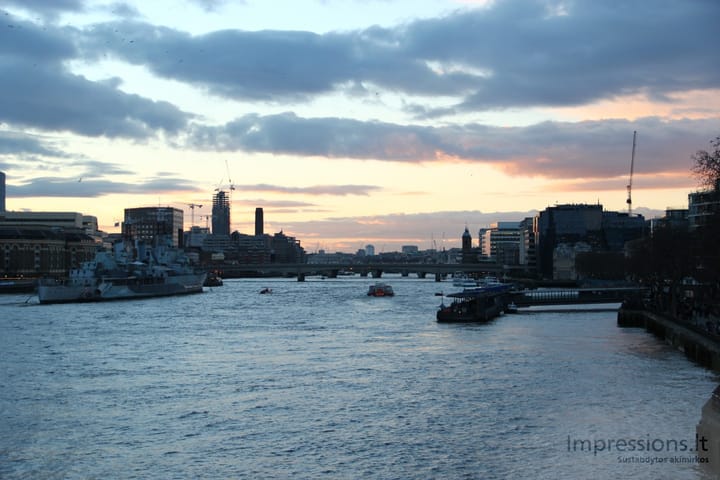 Temzė (Thames), auksinė valanda Londono centre.