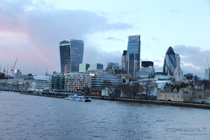 Londono dangoraižiai prie Tower Bridge.