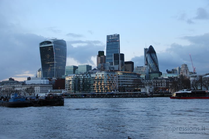 Londono centro dangoraižiai vakare