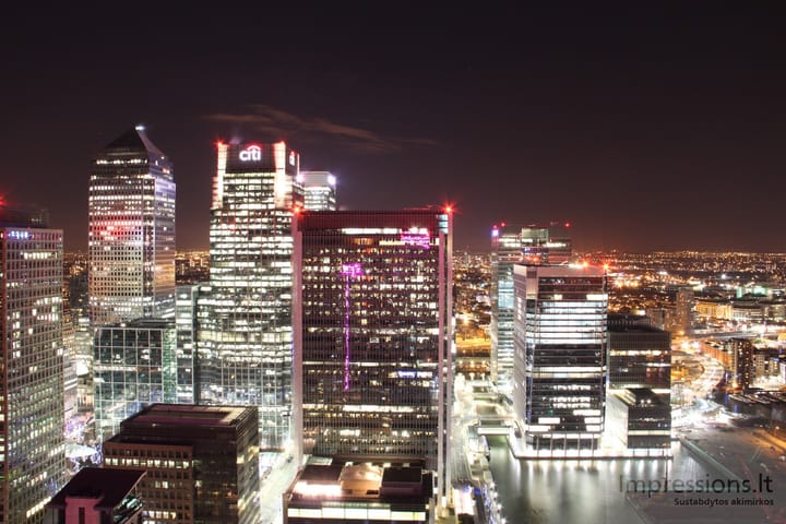 Canary Wharf dangoraižiai naktį