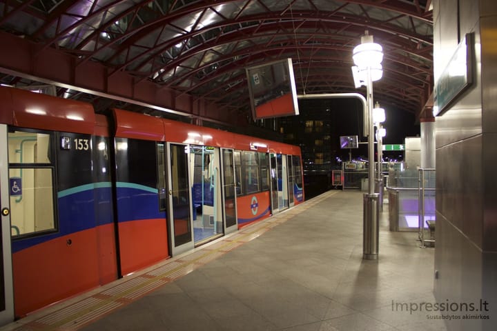 DLR traukinys, Canary Wharf, Londonas