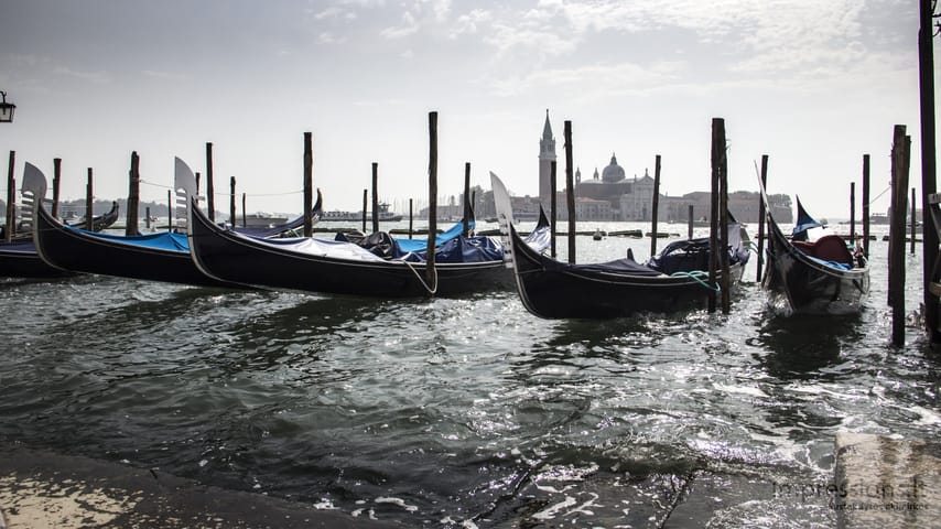 Venecijos gondolos įprastu kampu