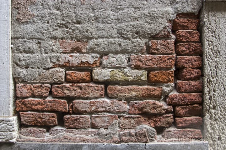 Yrančios namo plytos