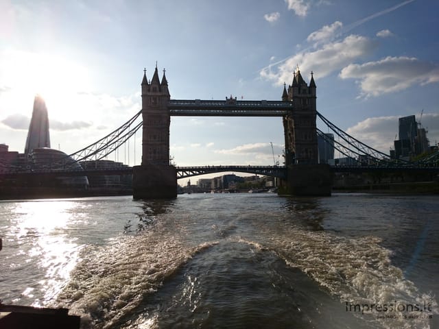 Šardo viršūnė pasislėpusi saulės spinduliuose ir Tower Bridge