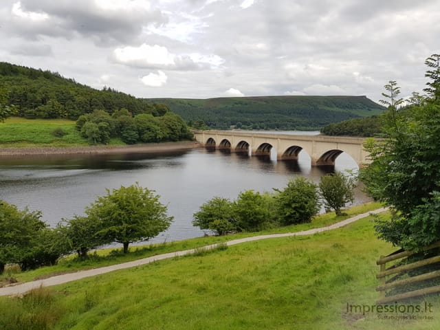 Tiltas per Ladybower Reservoir užtvanką