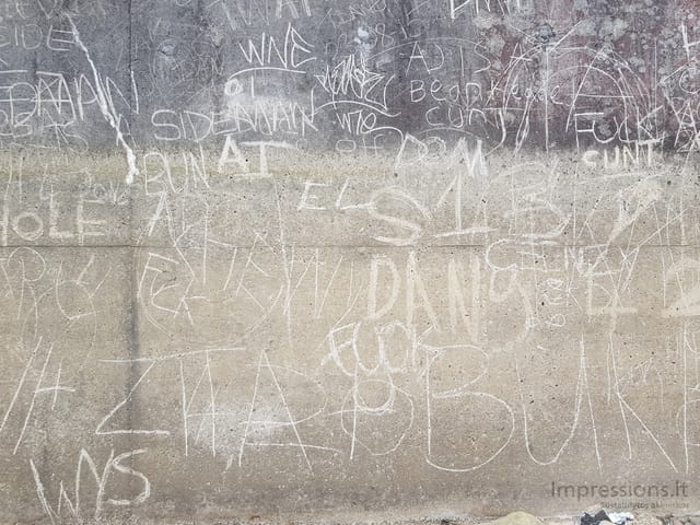 Išraižyti užrašai ant tilto atramos