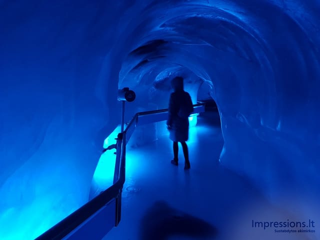 Einame per ledo tunelį