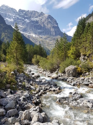 Kalnų upė kopiant link Furenalp