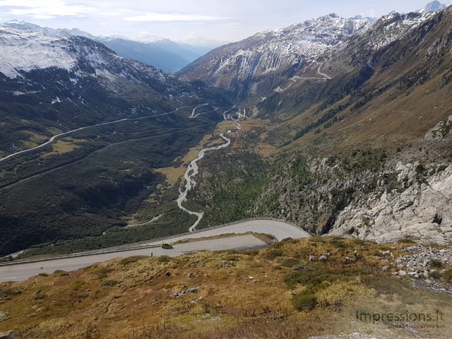 Apačioje matosi keistas uždaras motociklas