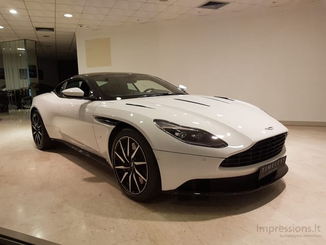 Aston Martin salonas